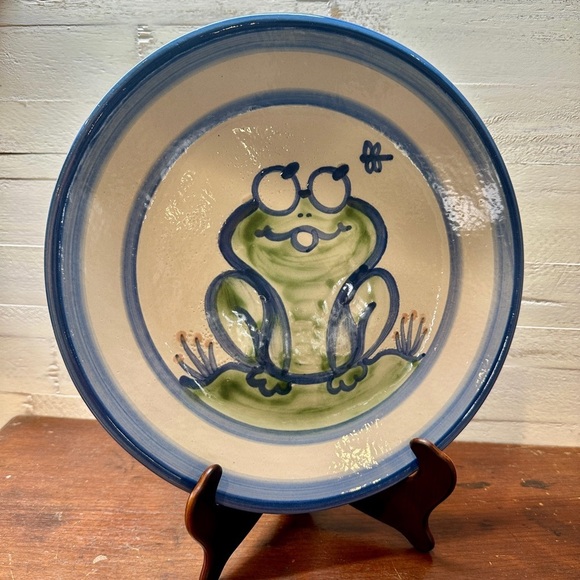 M.A. HADLEY POTTERY, GREEN FROG, DINNER PLATE. HAND-PAINTED FROG. - Picture 3 of 6